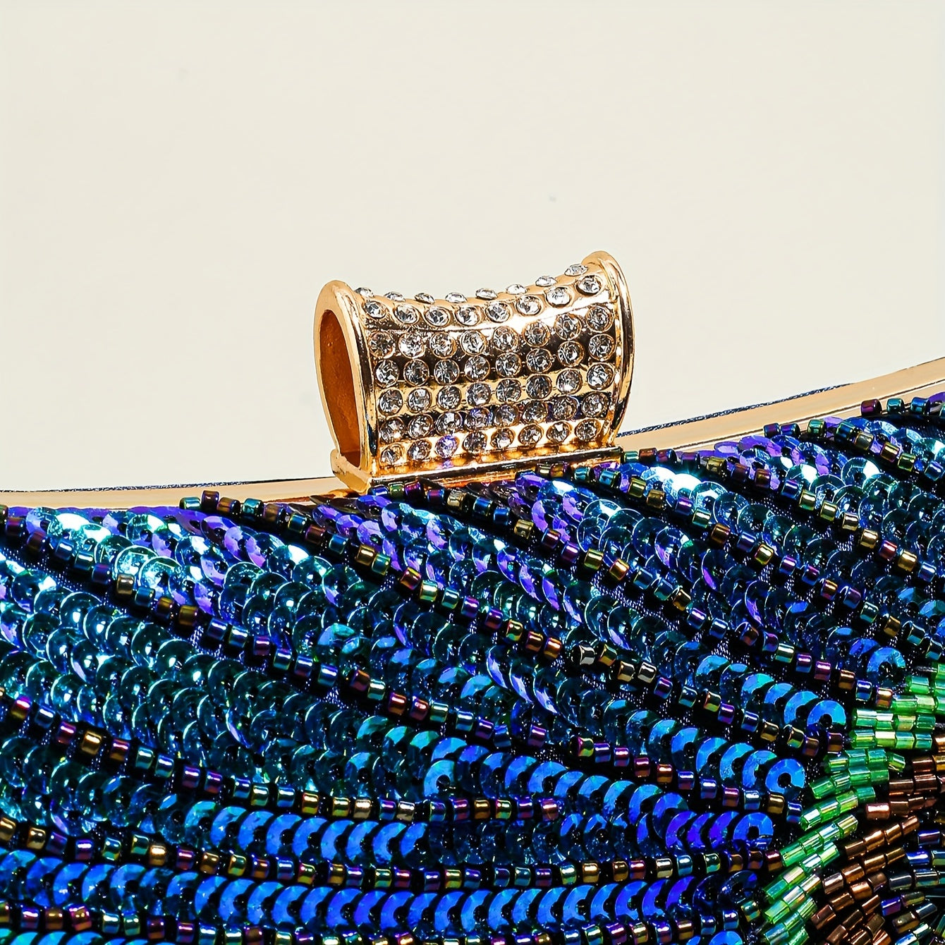 Enchanté: Spell binding Elegant peacock design